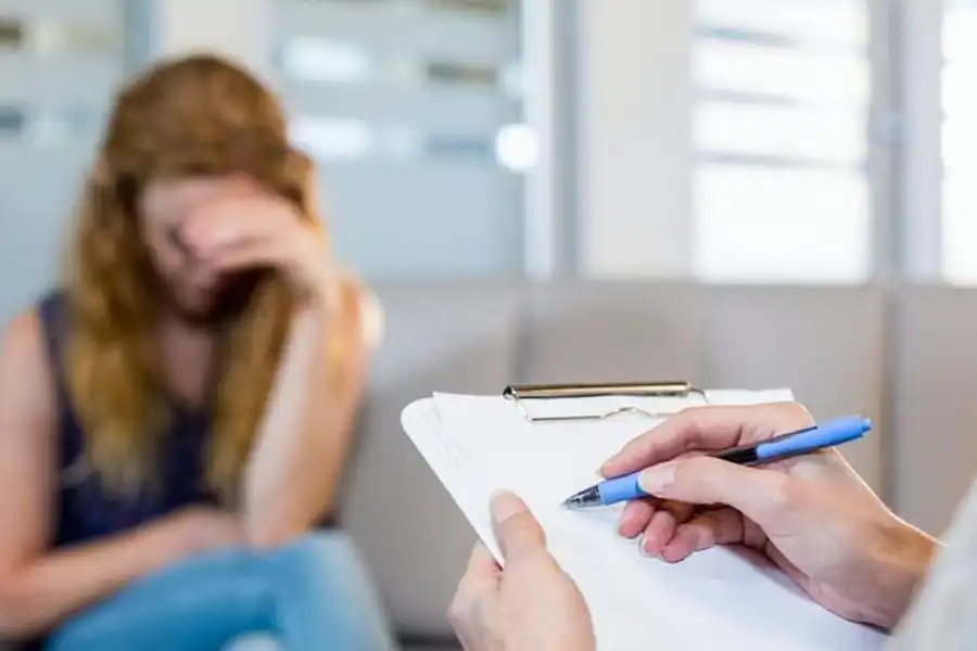 چرا افراد از مراجعه به روانپزشک اجتناب می‌کنند؟